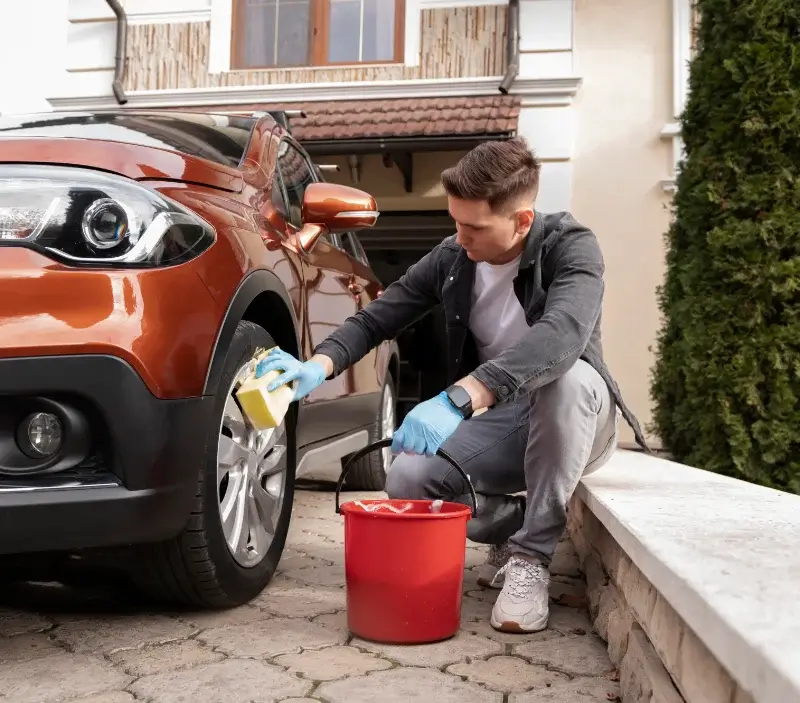 Lavage auto à domicile Grandchamp : professionnel intervenant sur un véhicule